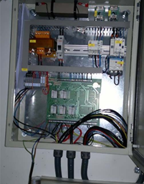 Plataformas y Equipos de Elevación S.L. panel eléctrico