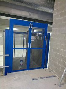 Plataformas y Equipos de Elevación S.L. puerta azul