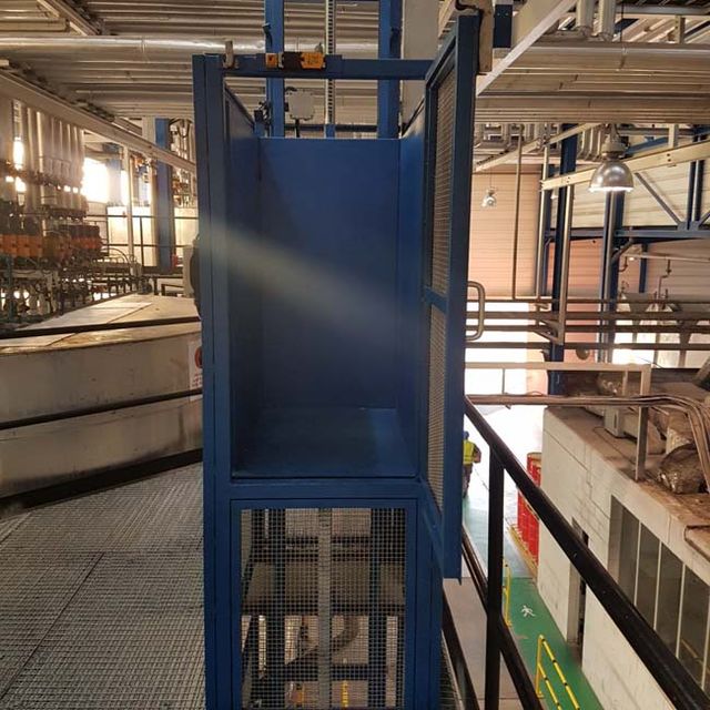 Plataformas y Equipos de Elevación S.L. elevador en el interior de una fábrica